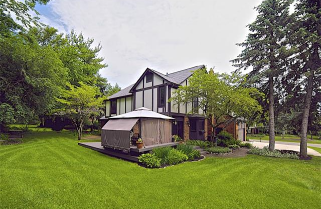 Grosse Pines Homes for sale